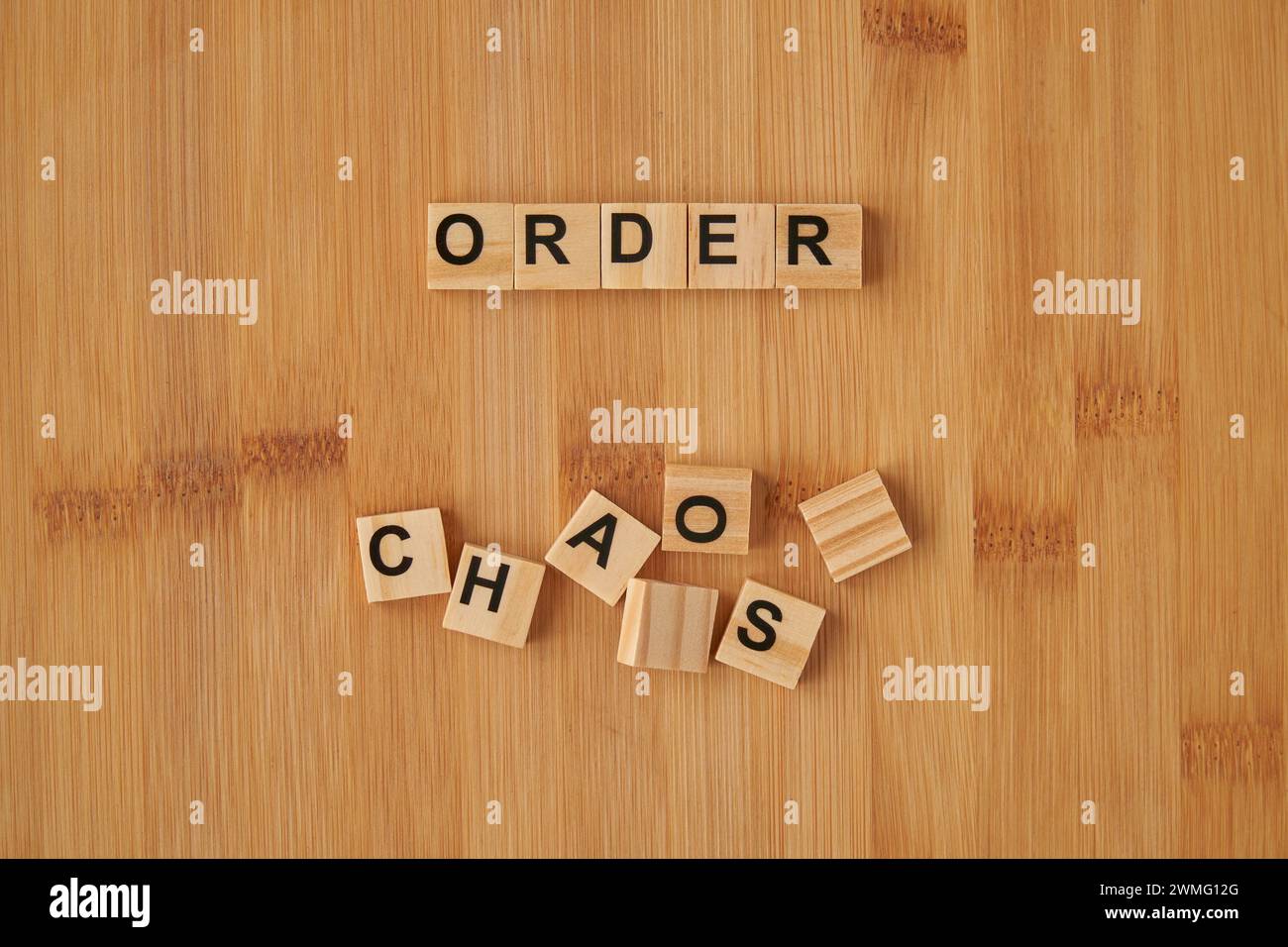 Ordnung und Chaos Worte als konzeptuelles Bild des psychischen Gleichgewichts Stockfoto