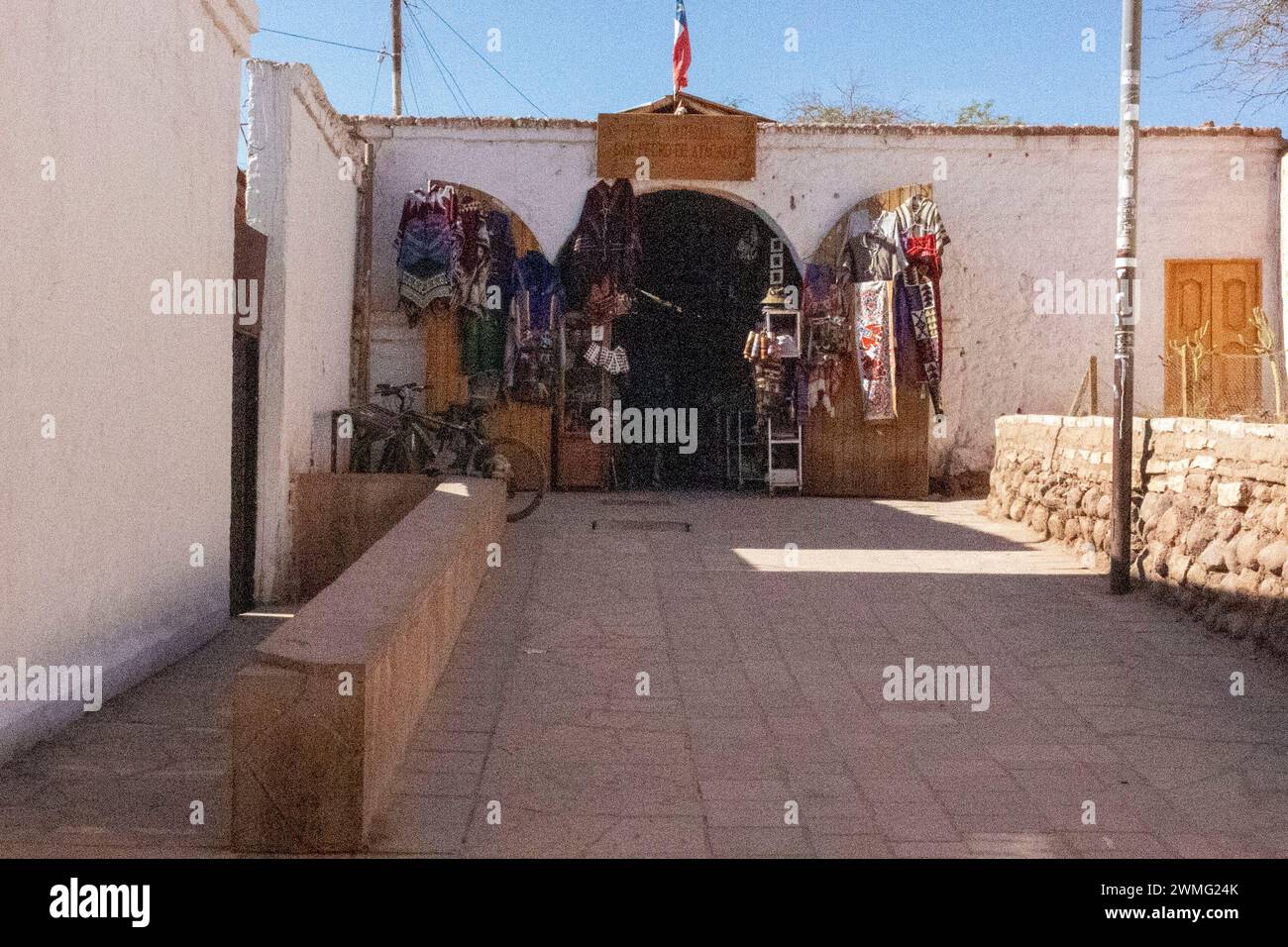 Die Stadt San Pedro de Atacama in Chile, eine rustikale Altstadt, sieht aus wie etwas aus einem westlichen Cowboyfilm. Stockfoto