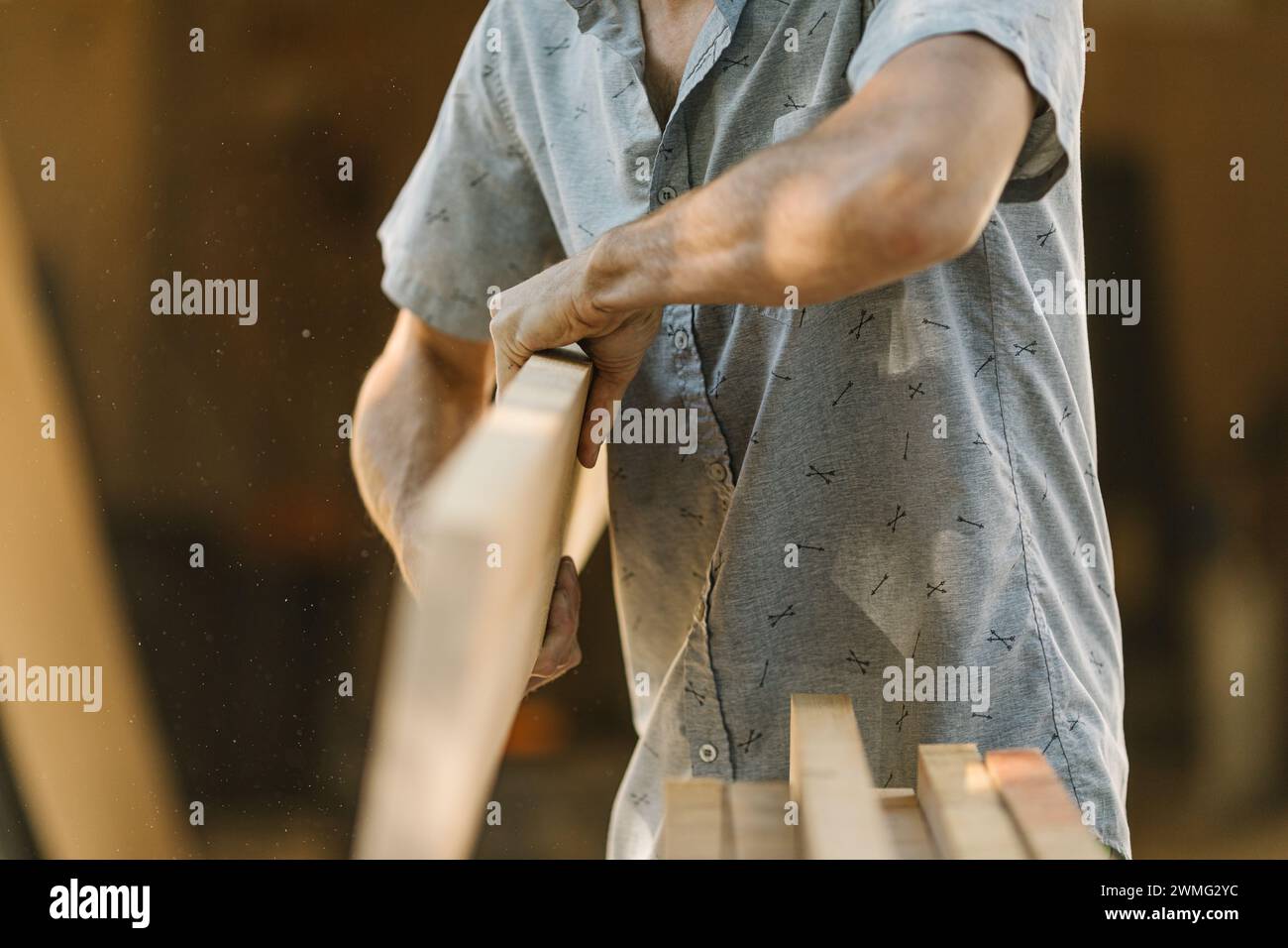 Holzformung in der Werkstatt, fokussierte Handwerkskunst. Stockfoto