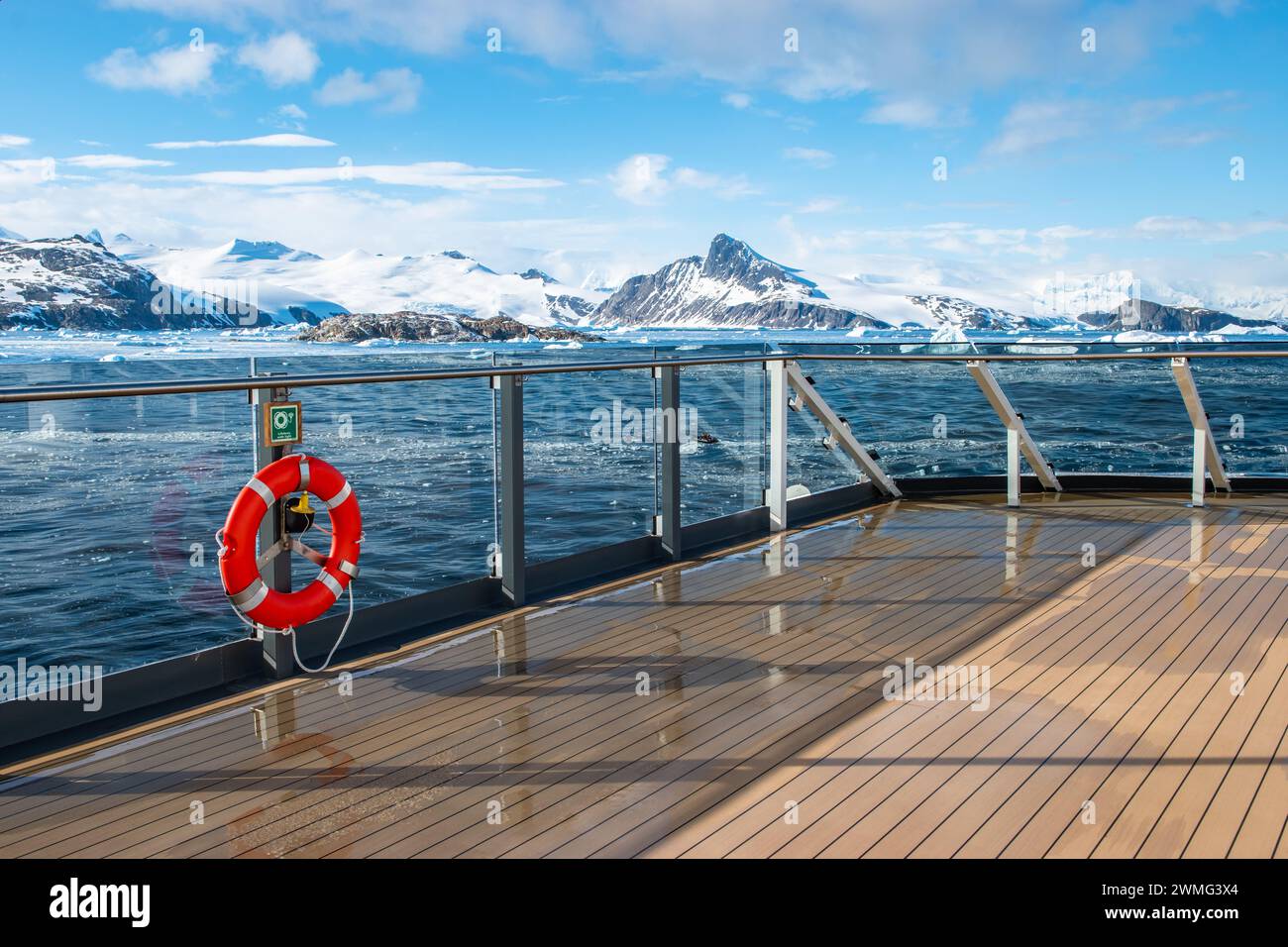 Kreuzfahrtschiff-Deck mit Geländer in der Antarktis. Schnee Berg Hintergrund. Urlaubskonzept für Winterkreuzfahrten. Stockfoto