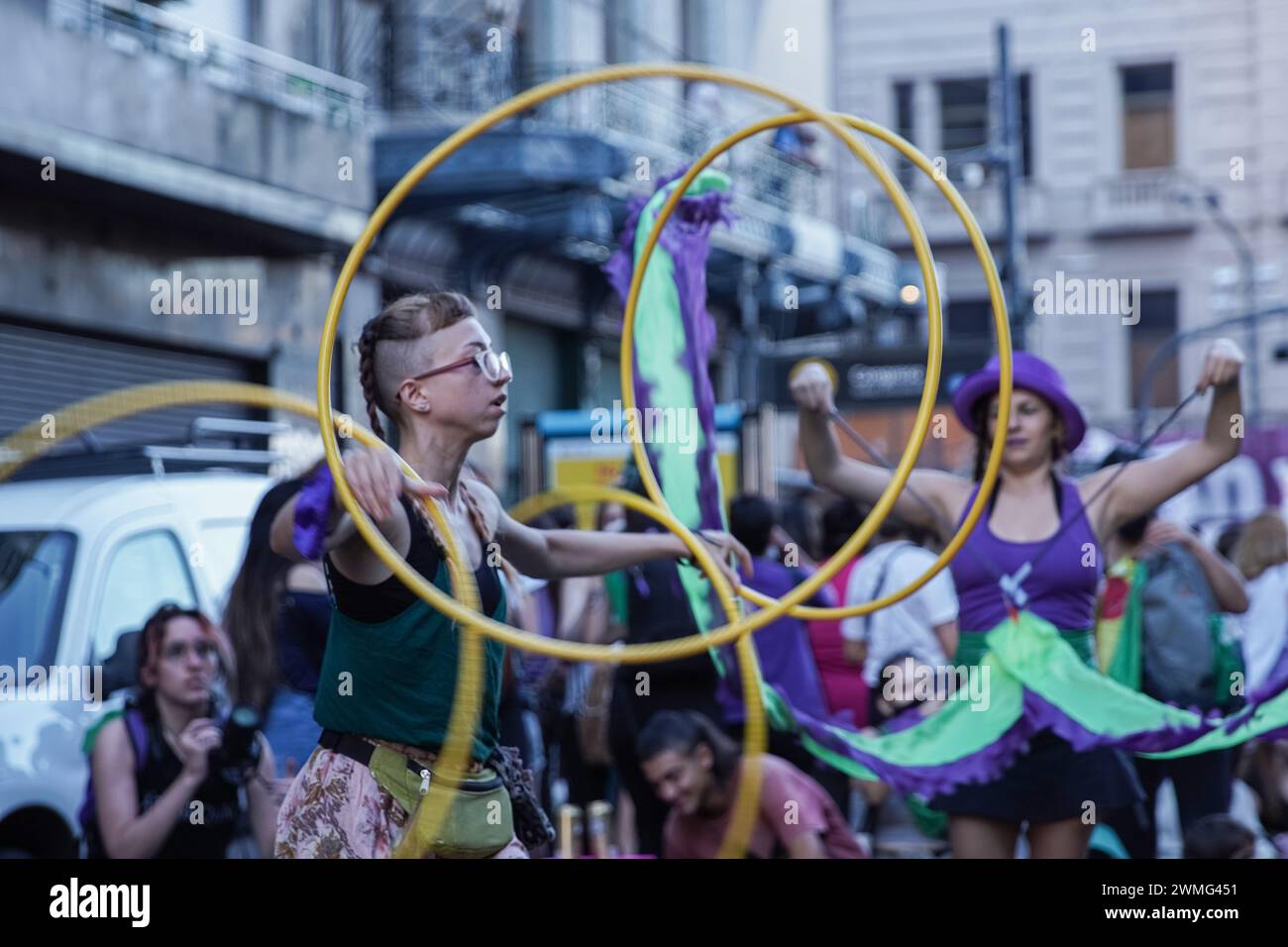 Schwesternschaft feiern: Hula Hoop Artist beleuchtet den Frauentag Stockfoto