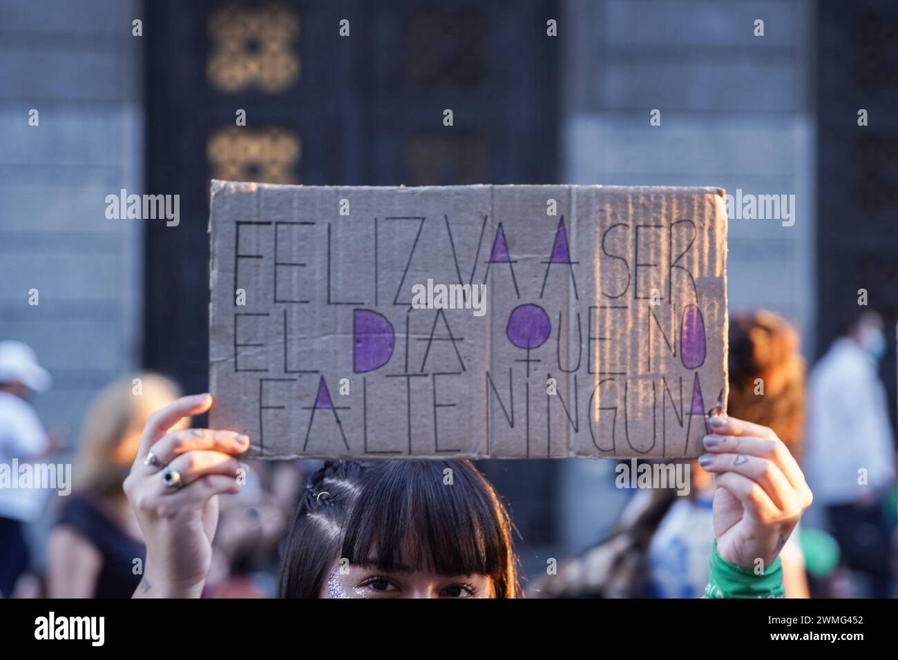 Die junge Frau markiert den Internationalen Frauentag mit einem Schild. Stockfoto