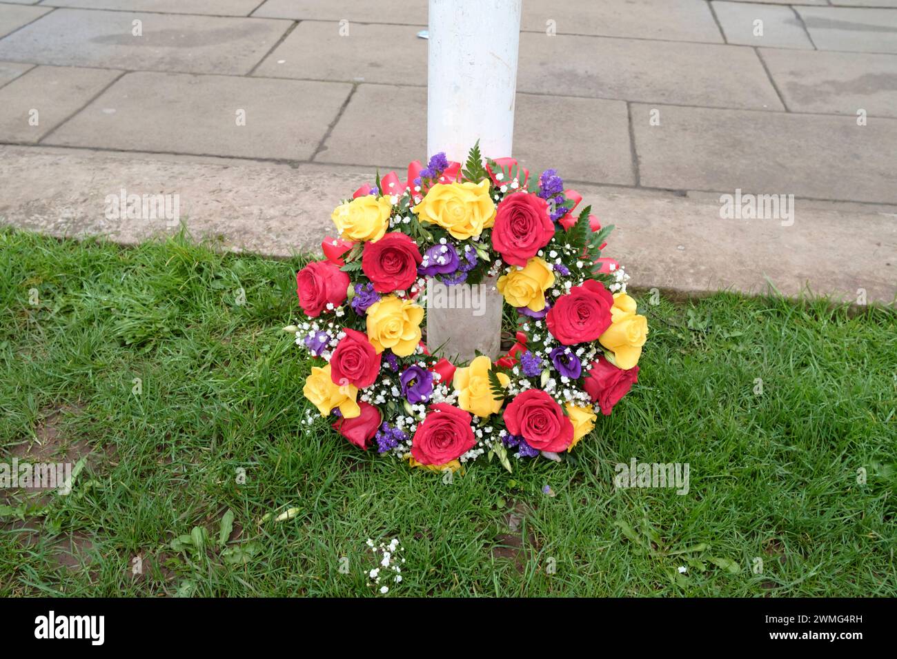 Ein traditioneller Kranz wurde auf dem College Green in Bristol zum 2. Jahrestag der russischen Invasion der Ukraine hinterlassen Stockfoto