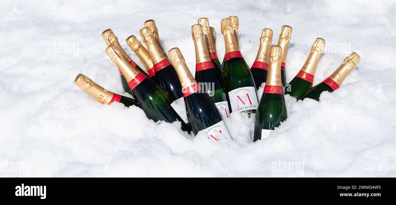 Hanusse Bay, Antarktis - 14. Januar 2024: Flaschen Montaudon Champagner im Neuschnee für Kreuzfahrt-Eislandungen in der Antarktis. Stockfoto