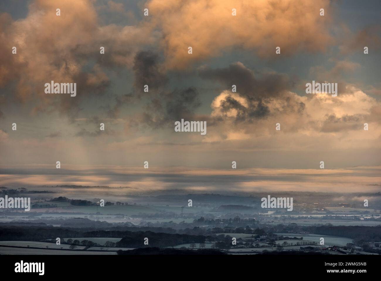 Brighton, 25. Februar 2024: Ungewöhnliches Wetter über dem Weald of Sussex, vom Devil's Dyke aus gesehen, im South Downs National Park bei Sonnenaufgang an diesem Morgen Stockfoto