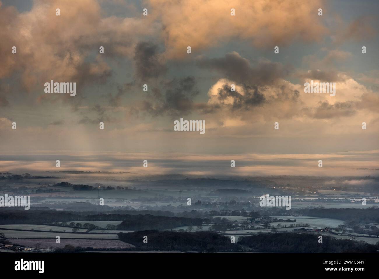 Brighton, 25. Februar 2024: Ungewöhnliches Wetter über dem Weald of Sussex, vom Devil's Dyke aus gesehen, im South Downs National Park bei Sonnenaufgang an diesem Morgen Stockfoto