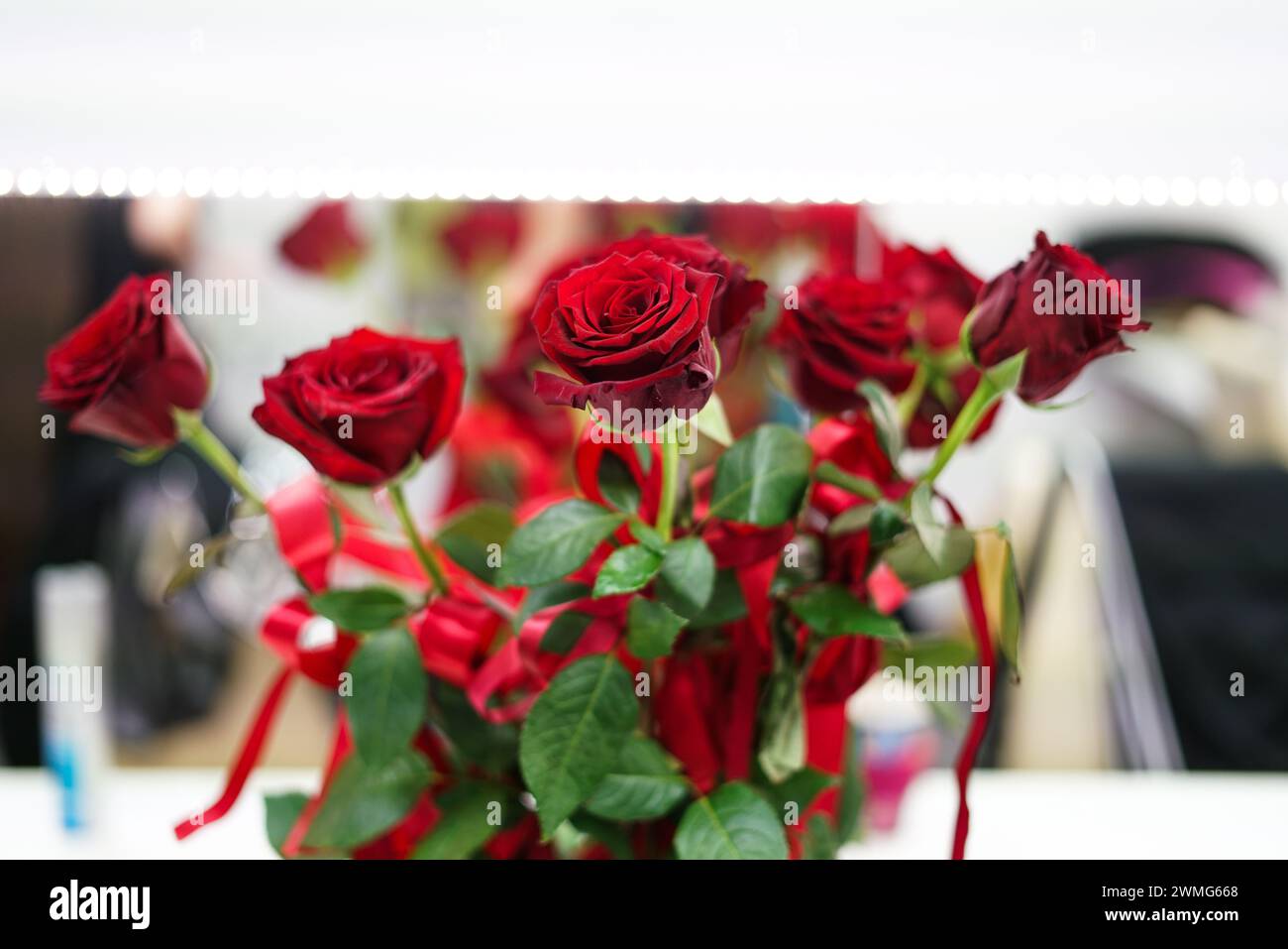 Ein Haufen roter Rosen. Nahaufnahme. Stockfoto