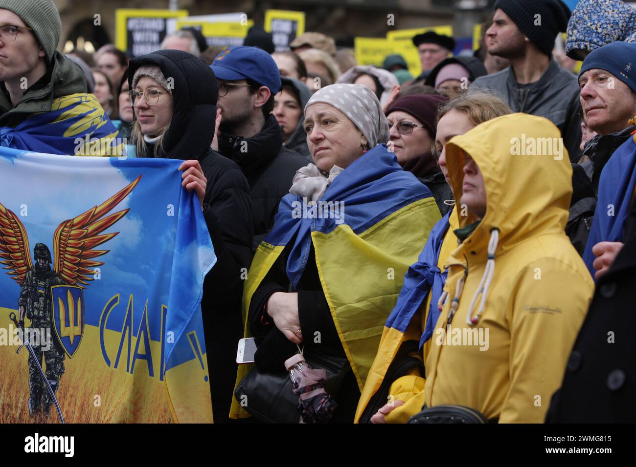 Mitglieder der ukrainischen Gemeinschaft und Unterstützer versammeln sich während eines Protestes zum zweijährigen Jahrestag der russischen Invasion in die Ukraine am Dam Stockfoto