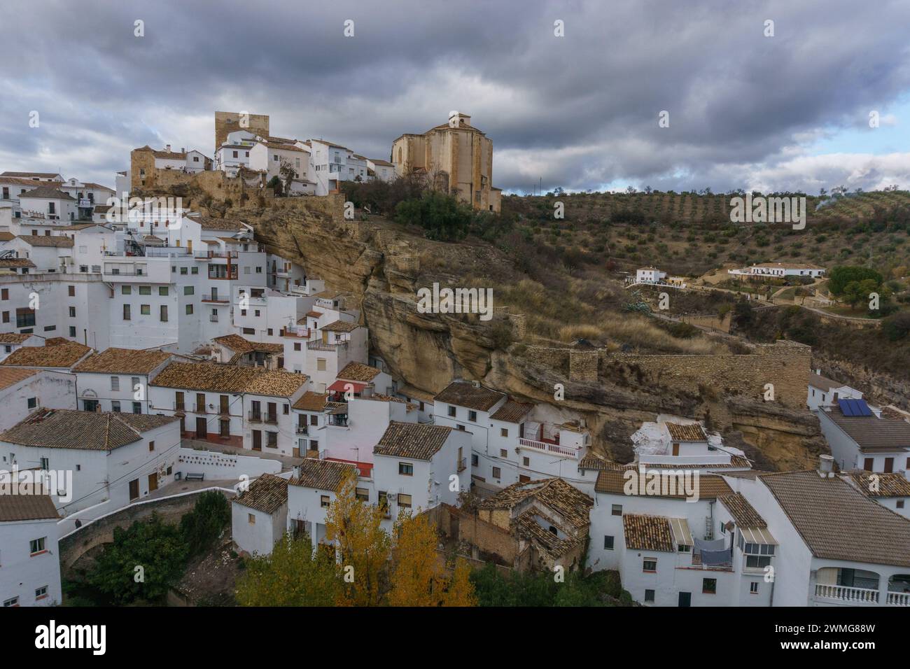 Blick auf ein typisch andalusisches Dorf mit weißen Häusern und Straße mit Wohnungen in Felsüberhängen, Setenil de las Bodegas, Andalusien, Spanien Stockfoto