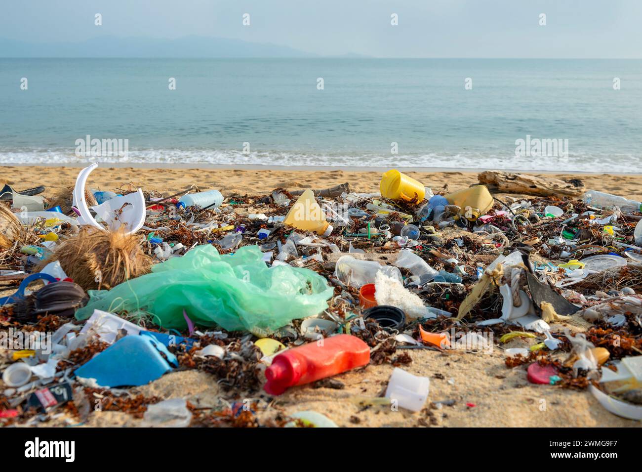 Koh Samui, Thailand - 18. Januar 2024: Mülldeponie am Strand Stockfoto