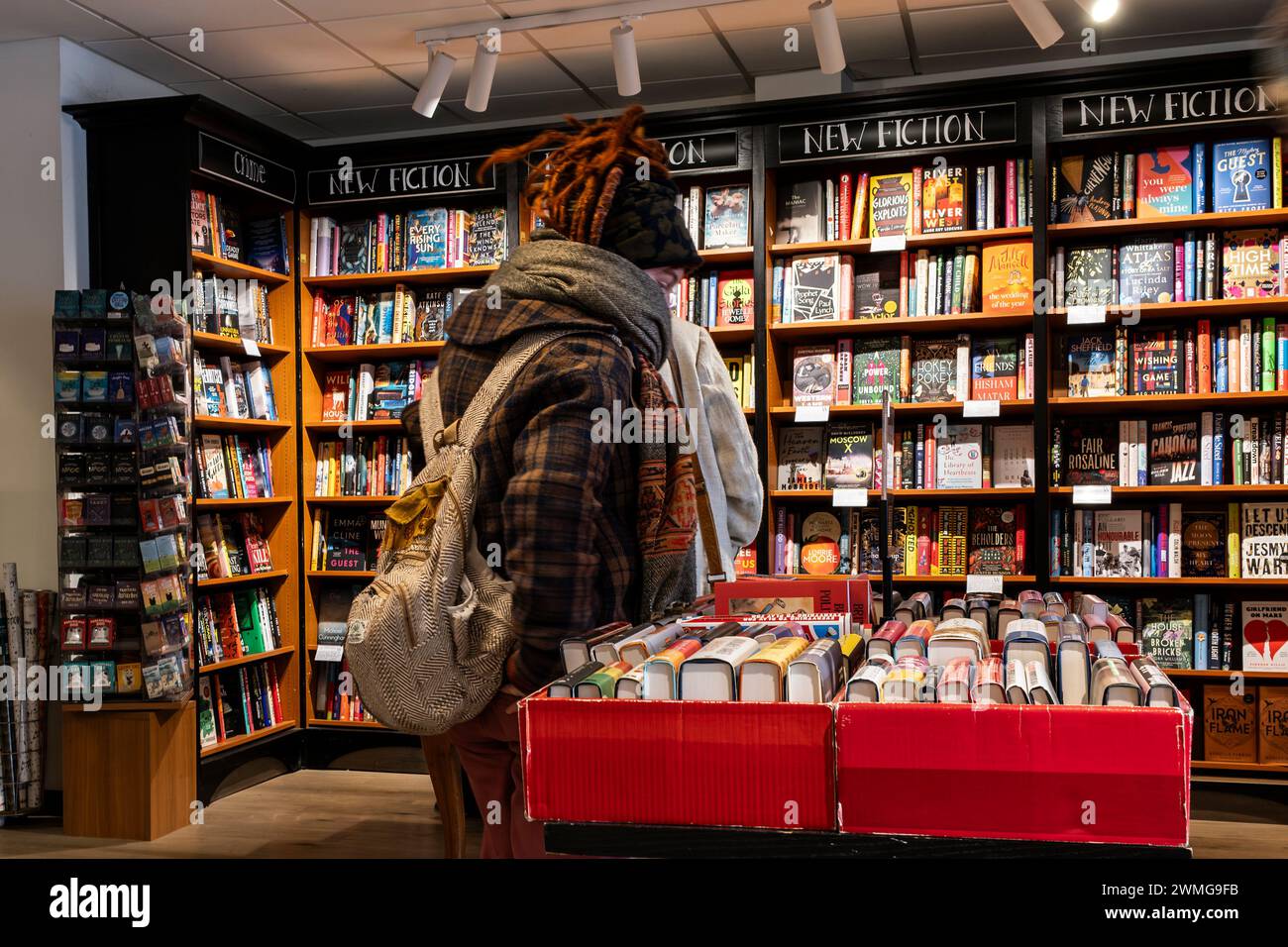 Kunden, die in einem Bücherladen von Waterstones im Stadtzentrum von Truro in Cornwall, Großbritannien, stöbern Stockfoto