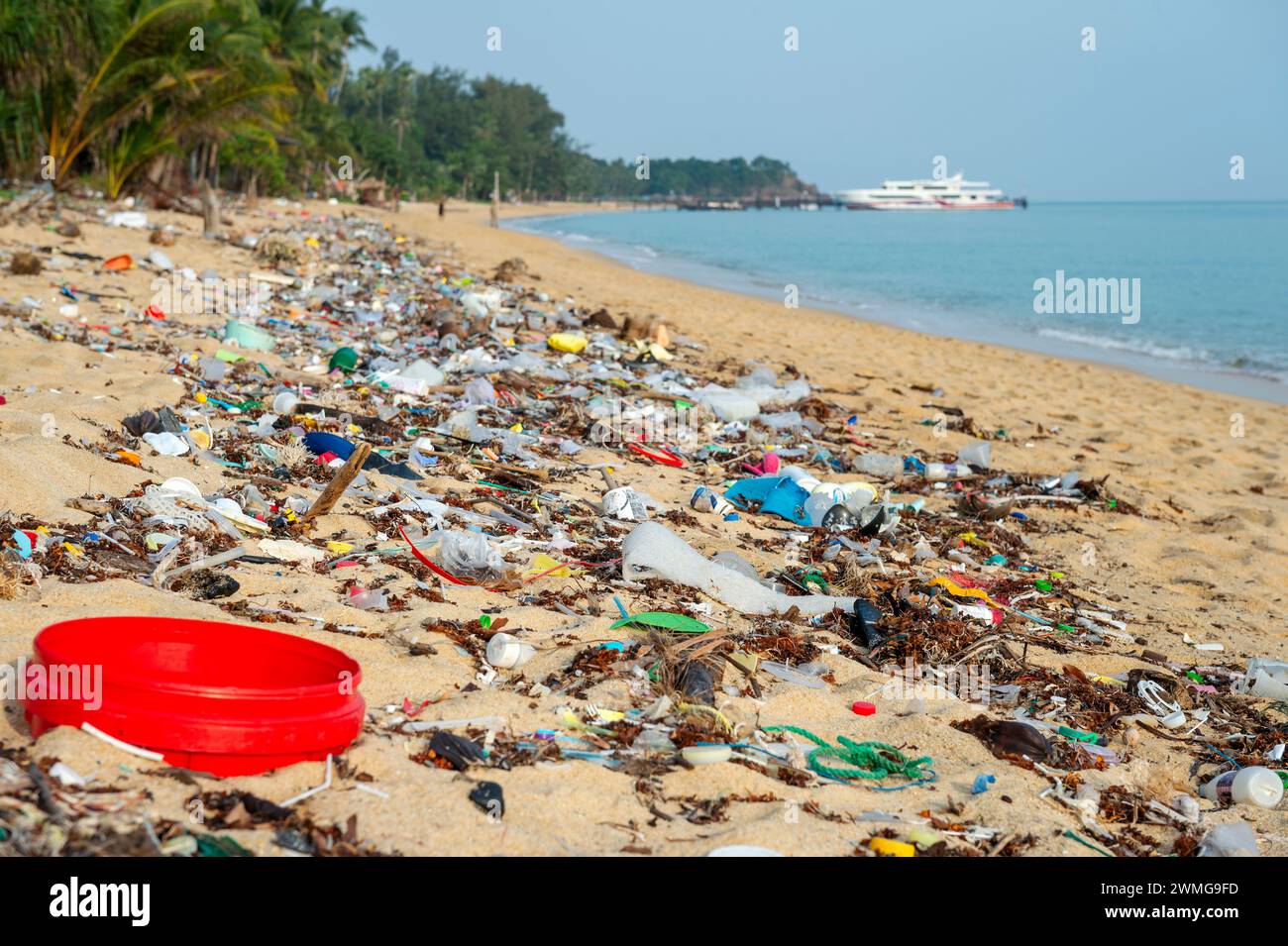 Koh Samui, Thailand - 19. Januar 2024: Ein Trauriges Zeugnis menschlicher Umweltverschmutzung: ein einsamer Strand, übersät mit Plastikflaschen, Verp Stockfoto