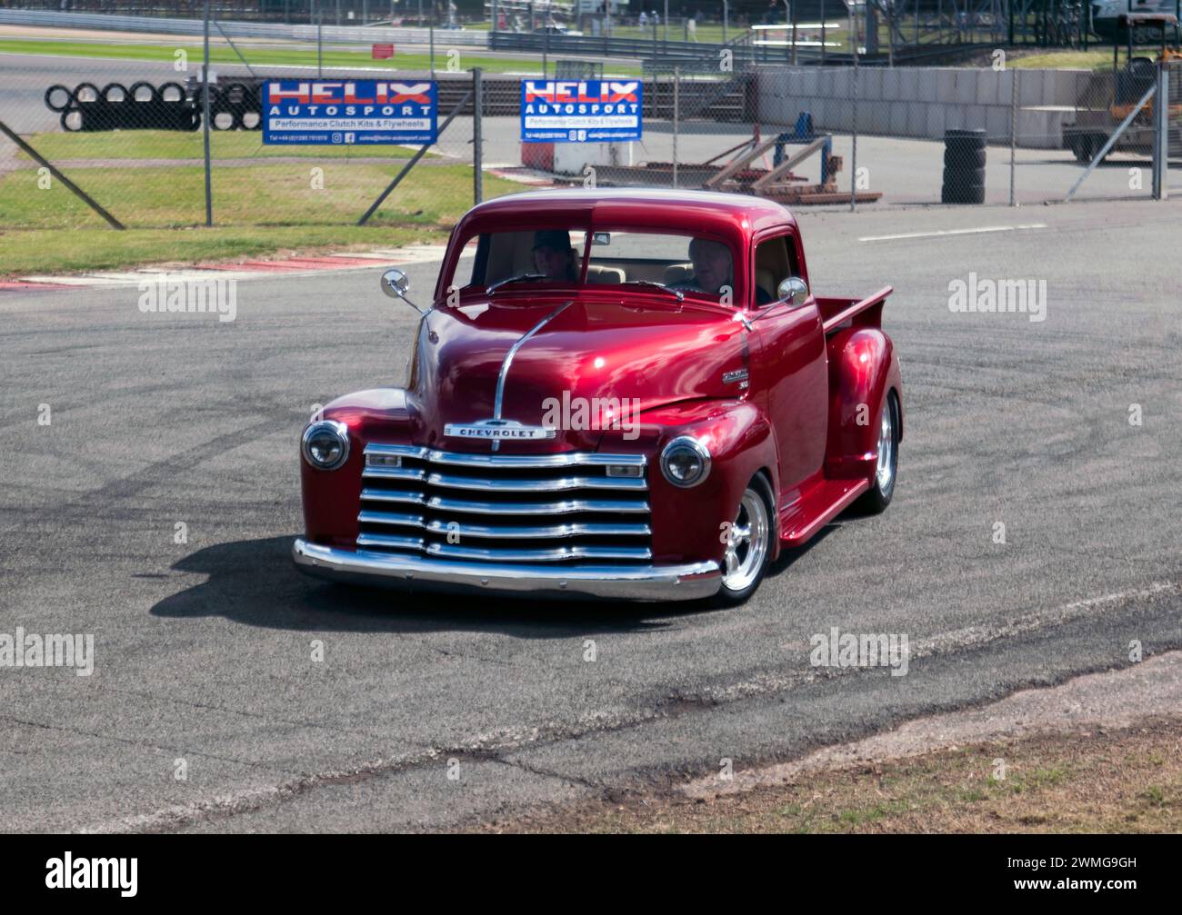 Ein Red, Chevrolet 3100 Light Truck Hot Rod, der auf der Yokohama Shift and Drift Zone des Silverstone Festivals 2023 vorgeführt wird Stockfoto