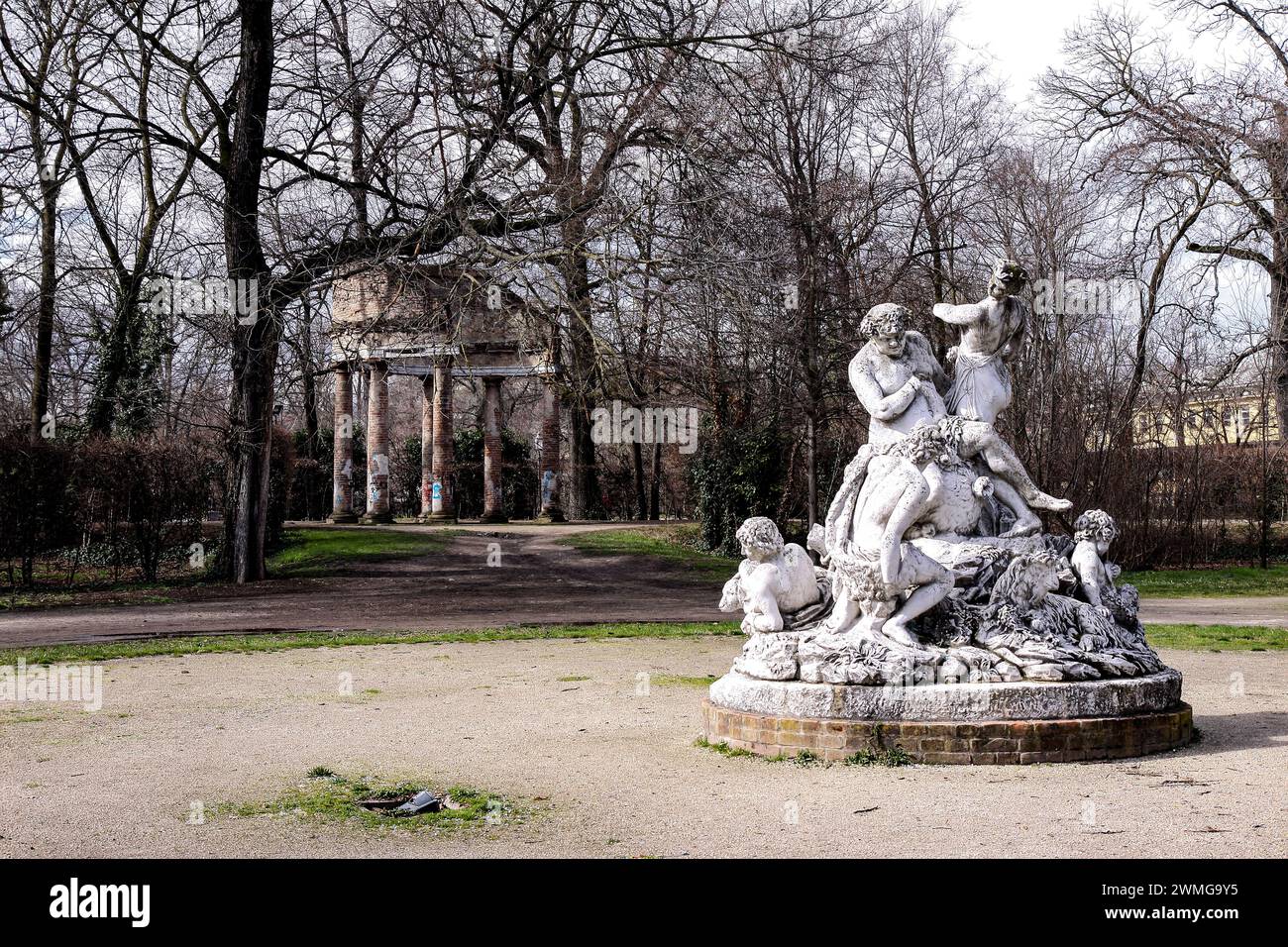 Im Ducale Park von Parma: Ein ikonischer Tempel inmitten üppigen Grüns, geschmückt mit Statuen und Säulen, der zeitlose Schönheit und Gelassenheit ausstrahlt. Stockfoto