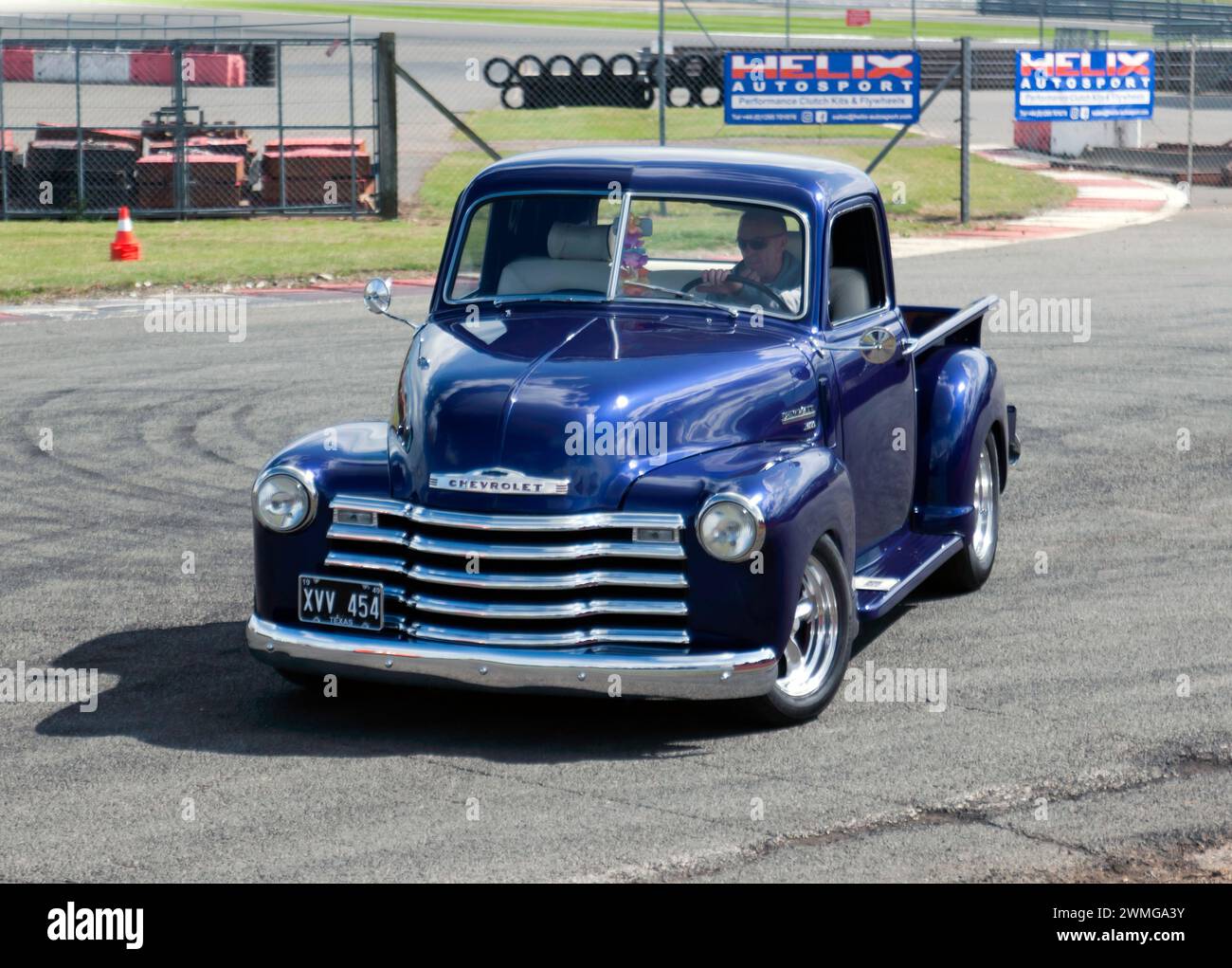 A Purple, 1949, Chevrolet 3100 Hot Rod, wird in der Yokohama Shift and Drift Zone des Silverstone Festivals 2023 vorgeführt Stockfoto