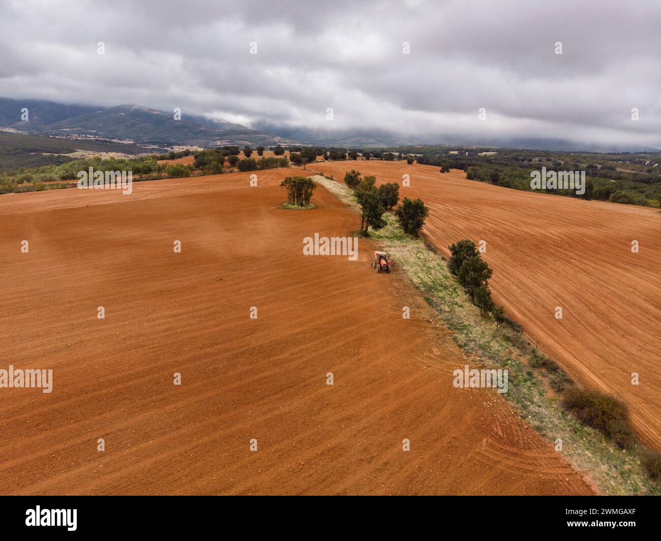 Traktor pflügt ein Feld, Villacorta, Provinz Segovian, Gemeinde Castilla y León, Spanien Stockfoto