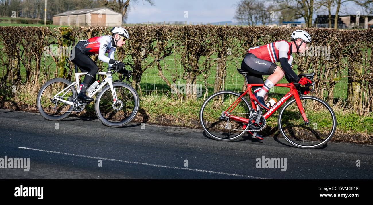 Einzelfahrer während der British Cycling Clayton Spring Classic, Clitheroe, Ribble Valley, Lancashire. Stockfoto