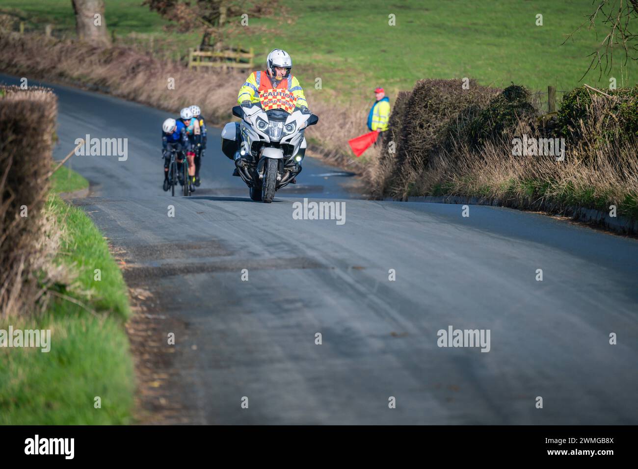 Motorradfahrer der National Escort Group, die die Straße für die Passage der Fahrer, die am Clayton Spring Classic-Radrennen teilnehmen, sicher machen. Stockfoto