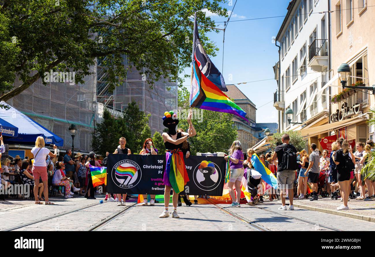 Die Flagge der linksextremen Antifaschistischen Aktion - kurz Antifa - sah man am diesjährigen CSD Freiburg besonders im vorderen Umzugsteil sehr oft. Stockfoto