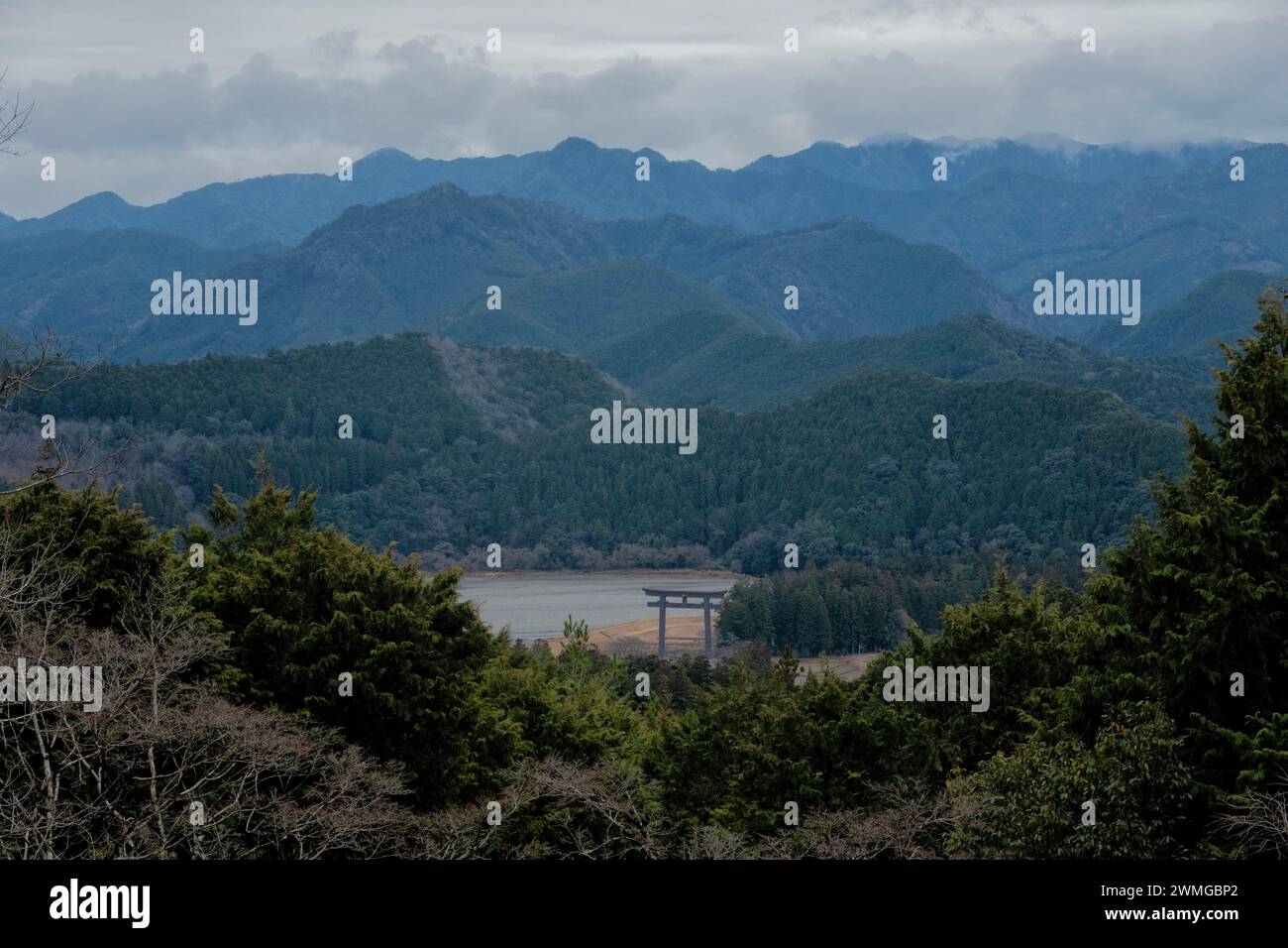 Das größte Torii-Tor der Welt am Kumano Hongu Taisha Grand Shrine, Wakayama, Japan Stockfoto