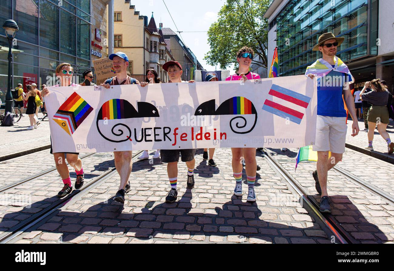 Mitglieder des LSBTTIQ-Sportvereins Queerfeldein am CSD Freiburg. Am CSD Freiburg nahmen, bei heissem Sommerwetter, schätzungsweise 17'000 Personen tei Stockfoto