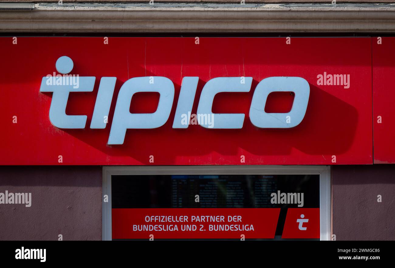 Berlin, Deutschland. Februar 2024. Das Logo von Tipico, einem Anbieter von Sportwetten, wird über dem Eingang einer Filiale des Wettbüros angezeigt. Quelle: Monika Skolimowska/dpa/Alamy Live News Stockfoto