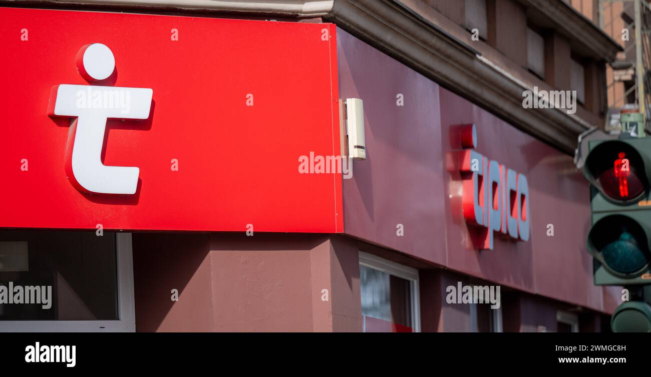 Berlin, Deutschland. Februar 2024. Das Logo von Tipico, einem Anbieter von Sportwetten, wird über dem Eingang einer Filiale des Wettbüros angezeigt. Quelle: Monika Skolimowska/dpa/Alamy Live News Stockfoto