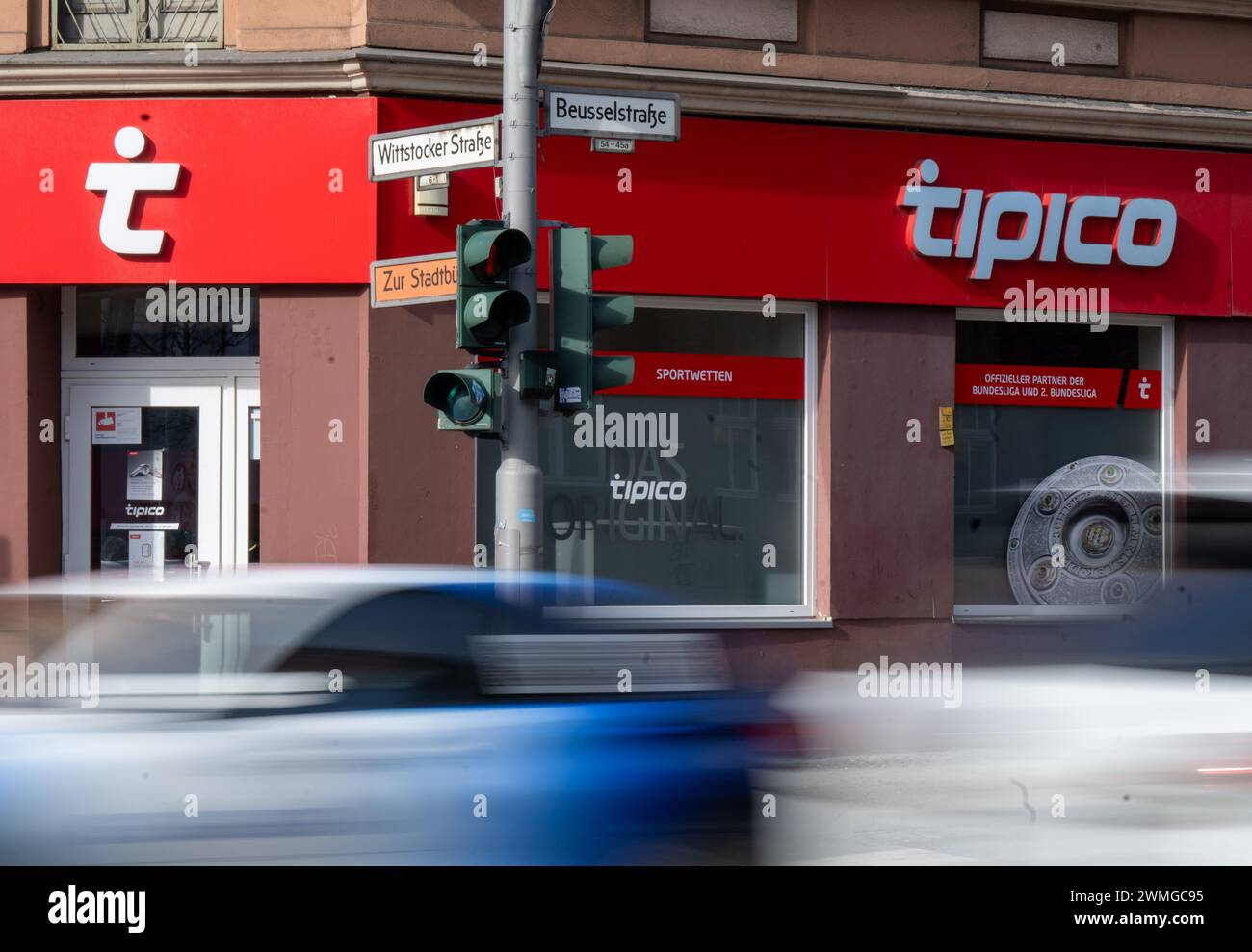 Berlin, Deutschland. Februar 2024. Das Logo von Tipico, einem Anbieter von Sportwetten, wird über dem Eingang einer Filiale des Wettbüros angezeigt. Quelle: Monika Skolimowska/dpa/Alamy Live News Stockfoto