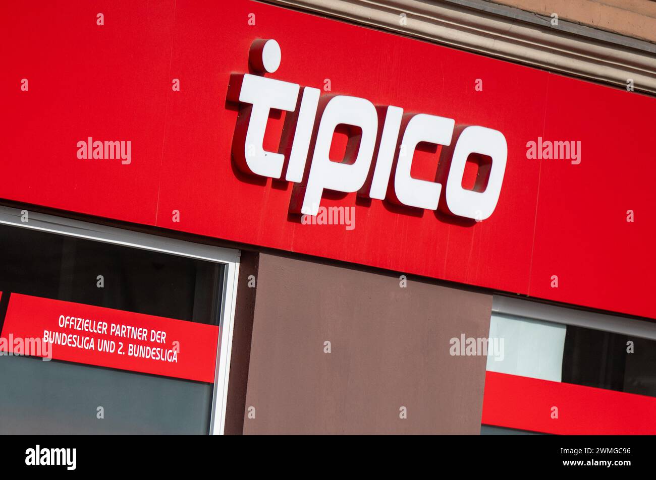 Berlin, Deutschland. Februar 2024. Das Logo von Tipico, einem Anbieter von Sportwetten, wird über dem Eingang einer Filiale des Wettbüros angezeigt. Quelle: Monika Skolimowska/dpa/Alamy Live News Stockfoto