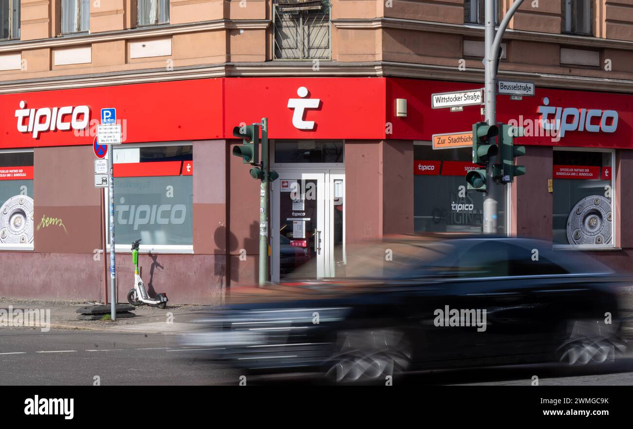 Berlin, Deutschland. Februar 2024. Das Logo von Tipico, einem Anbieter von Sportwetten, wird über dem Eingang einer Filiale des Wettbüros angezeigt. Quelle: Monika Skolimowska/dpa/Alamy Live News Stockfoto