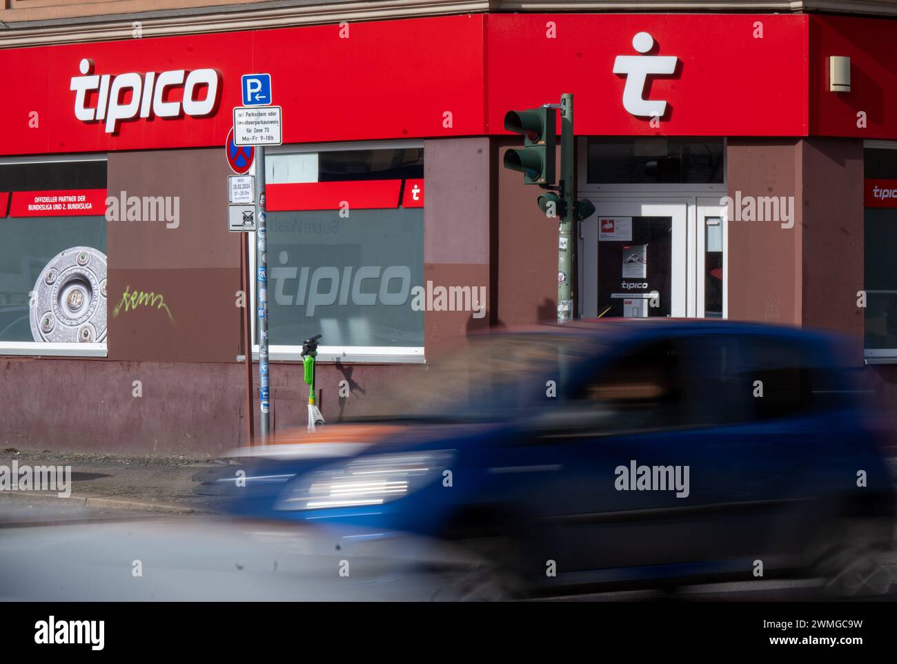 Berlin, Deutschland. Februar 2024. Das Logo von Tipico, einem Anbieter von Sportwetten, wird über dem Eingang einer Filiale des Wettbüros angezeigt. Quelle: Monika Skolimowska/dpa/Alamy Live News Stockfoto