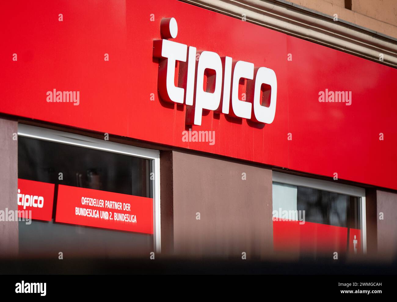 Berlin, Deutschland. Februar 2024. Das Logo von Tipico, einem Anbieter von Sportwetten, wird über dem Eingang einer Filiale des Wettbüros angezeigt. Quelle: Monika Skolimowska/dpa/Alamy Live News Stockfoto