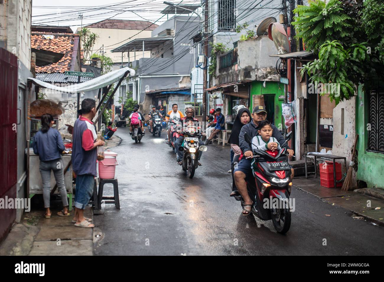 Jakarta, Indonesien - 26. Februar 2024: Menschen auf den Straßen von Jakarta, Indonesien. Stockfoto