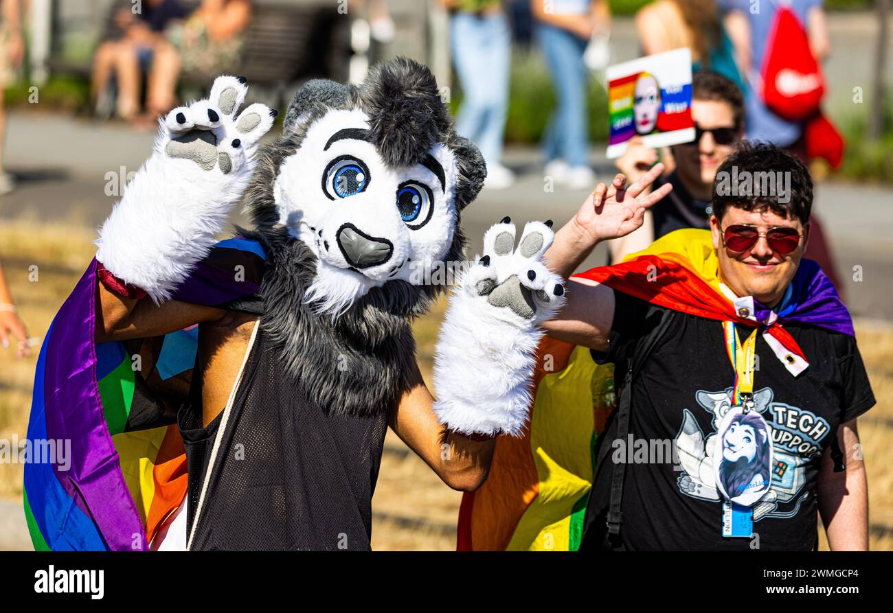 Auch die sogenannte Puppy-Szene war am CSD Freiburg vertreten. Menschen die sich als Hund verkleiden. Am CSD Freiburg nahmen, bei heissem Sommerwetter Stockfoto