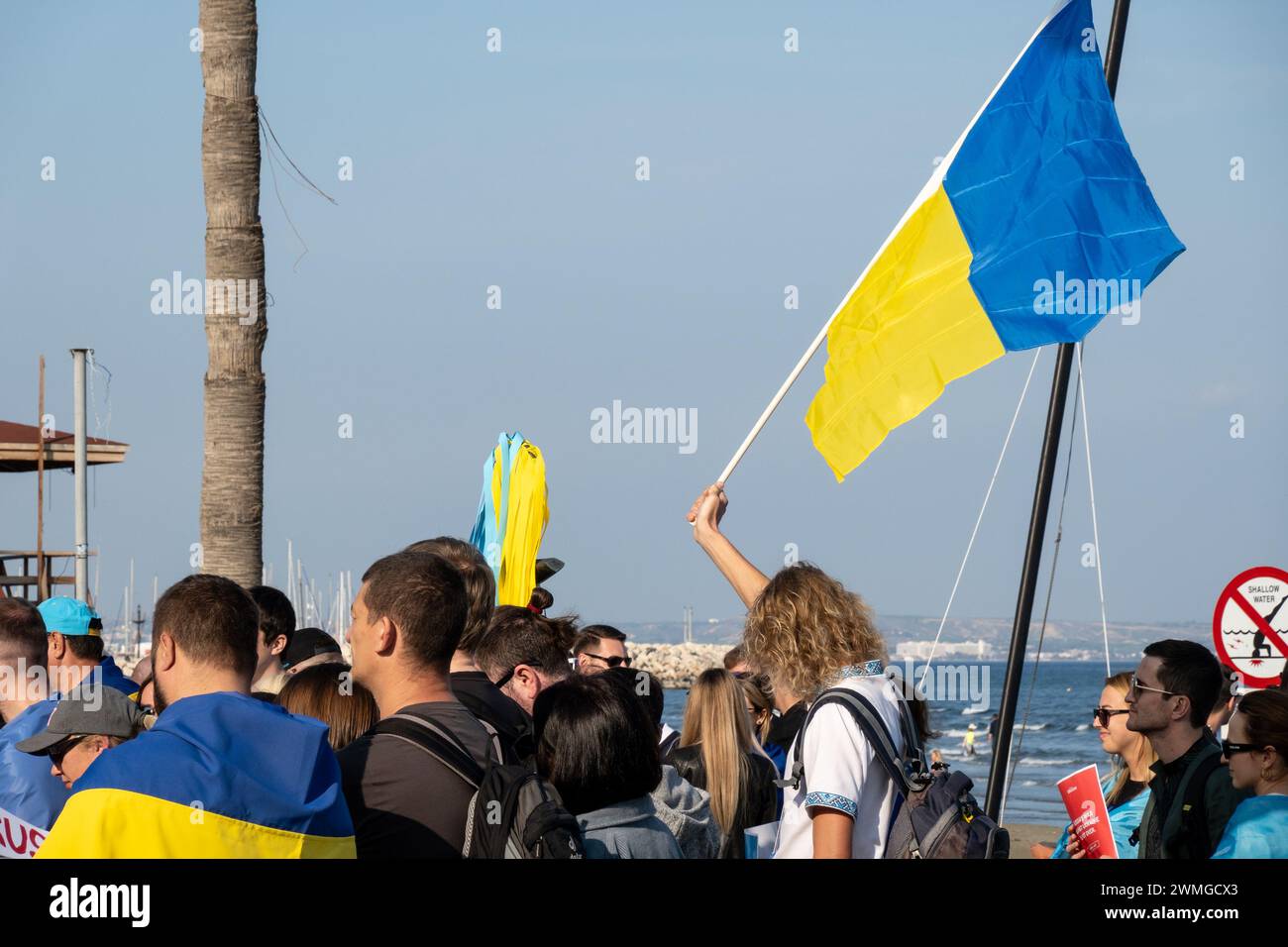 LARNAKA, ZYPERN - 24. FEBRUAR 2024: Mann mit ukrainischer Flagge gegen die russische Aggression in der Ukraine Stockfoto