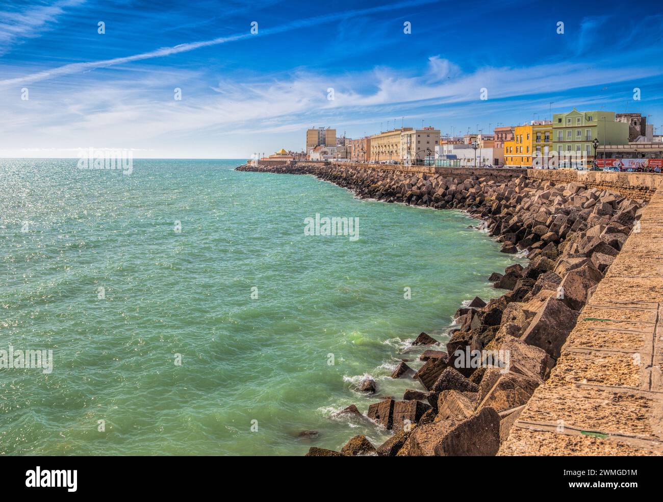 Sein Bild fängt den lebendigen Blick auf das Meer entlang des Campo del Sur in der historischen Stadt Cadiz, Spanien, ein. Glitzerndes azurblaues Wasser hebt die Küste hervor Stockfoto