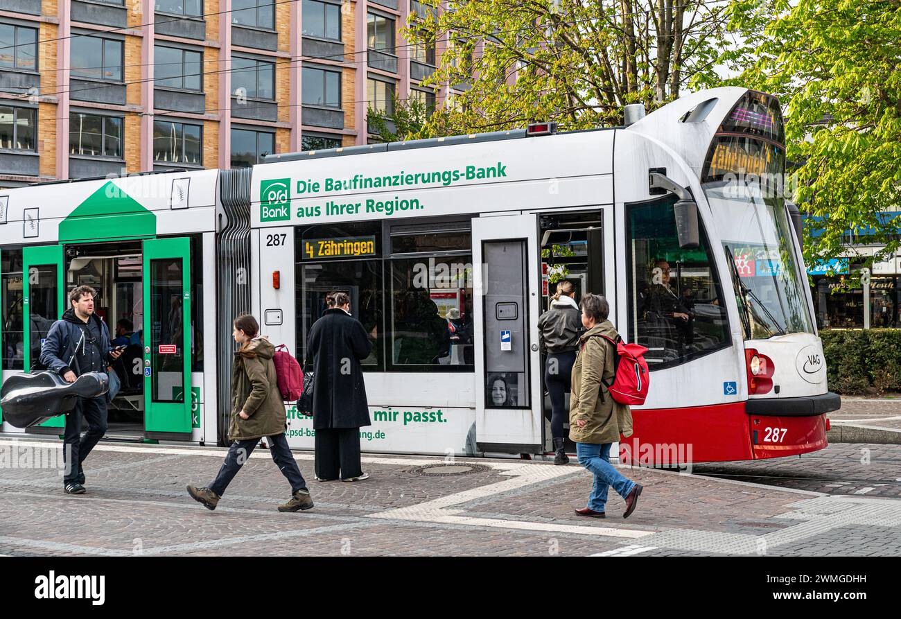 An der Haltestelle Stadtheater steht eine Strassenbahn der Linie 4 mit Zielhaltestelle Zähringen. (Freiburg im Breisgau, Deutschland, 15.04.2023) Stockfoto