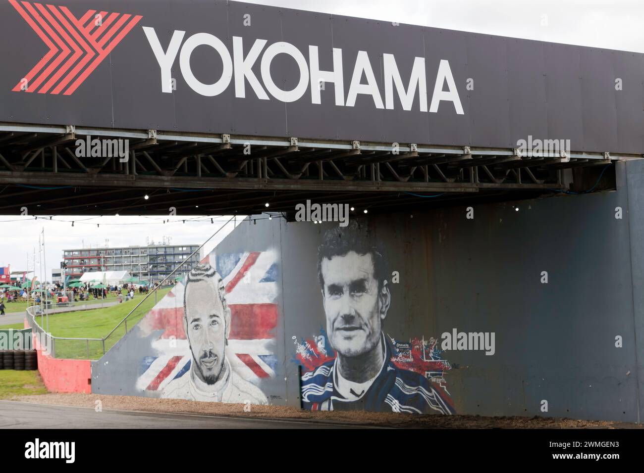 Graffiti-Künstler haben unter einer der Straßenbrücken am Silverstone Circuit Ähnlichkeiten von Lewis Hamilton und David Coultard gemalt. Stockfoto