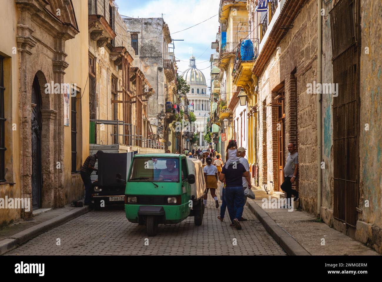 29. Oktober 2019: Straßenszene des alten havanna in kuba. Das alte Havanna ist zum UNESCO-Weltkulturerbe erklärt und wurde vom 16. November von den Spaniern gegründet. Stockfoto