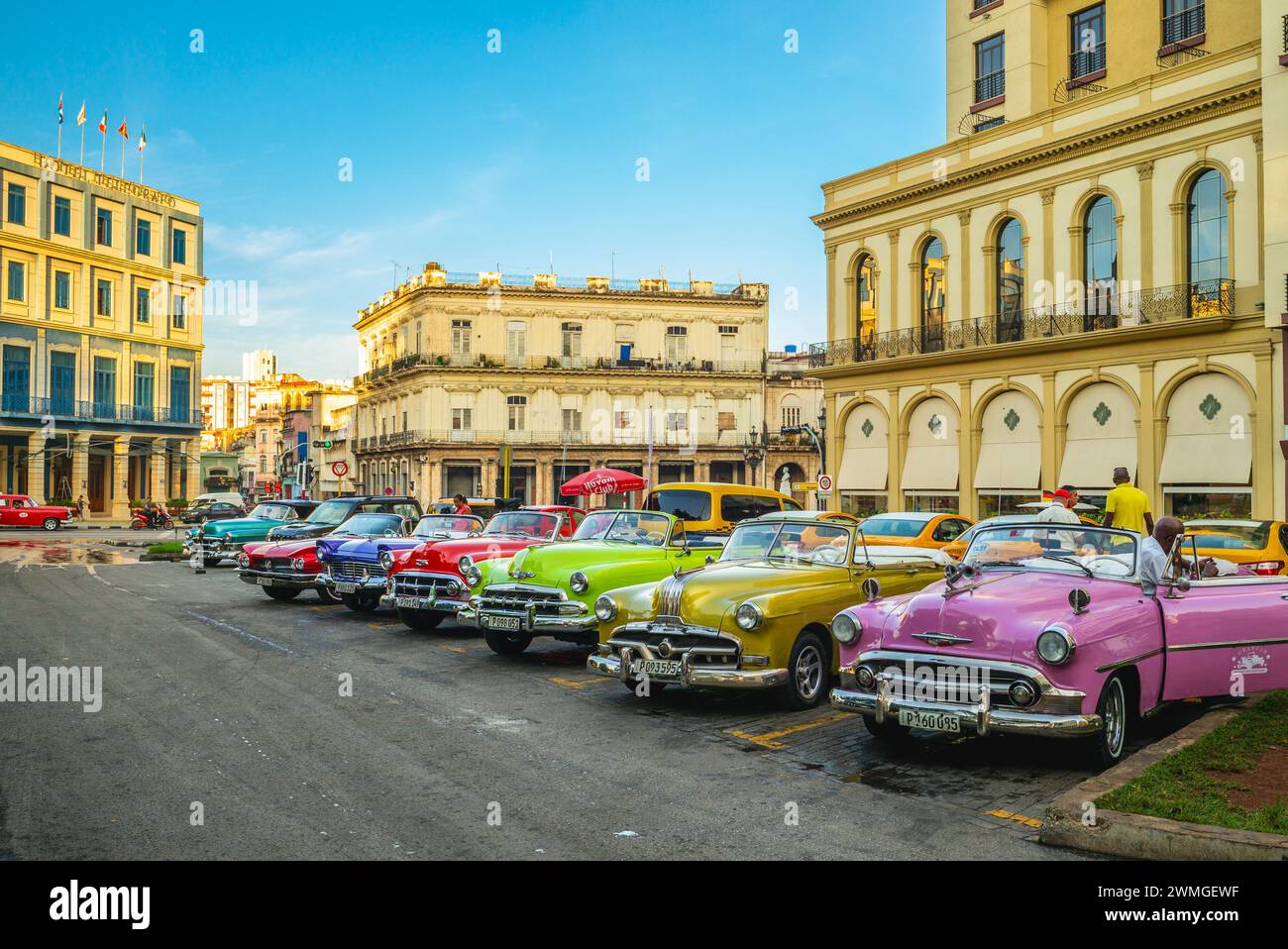 28. Oktober 2019: Farbenfrohe Oldtimer parken auf der Straße in havanna, kuba. Diese Retro-Autos sind eine nationale Ikone und ein wichtiger Bestandteil Stockfoto
