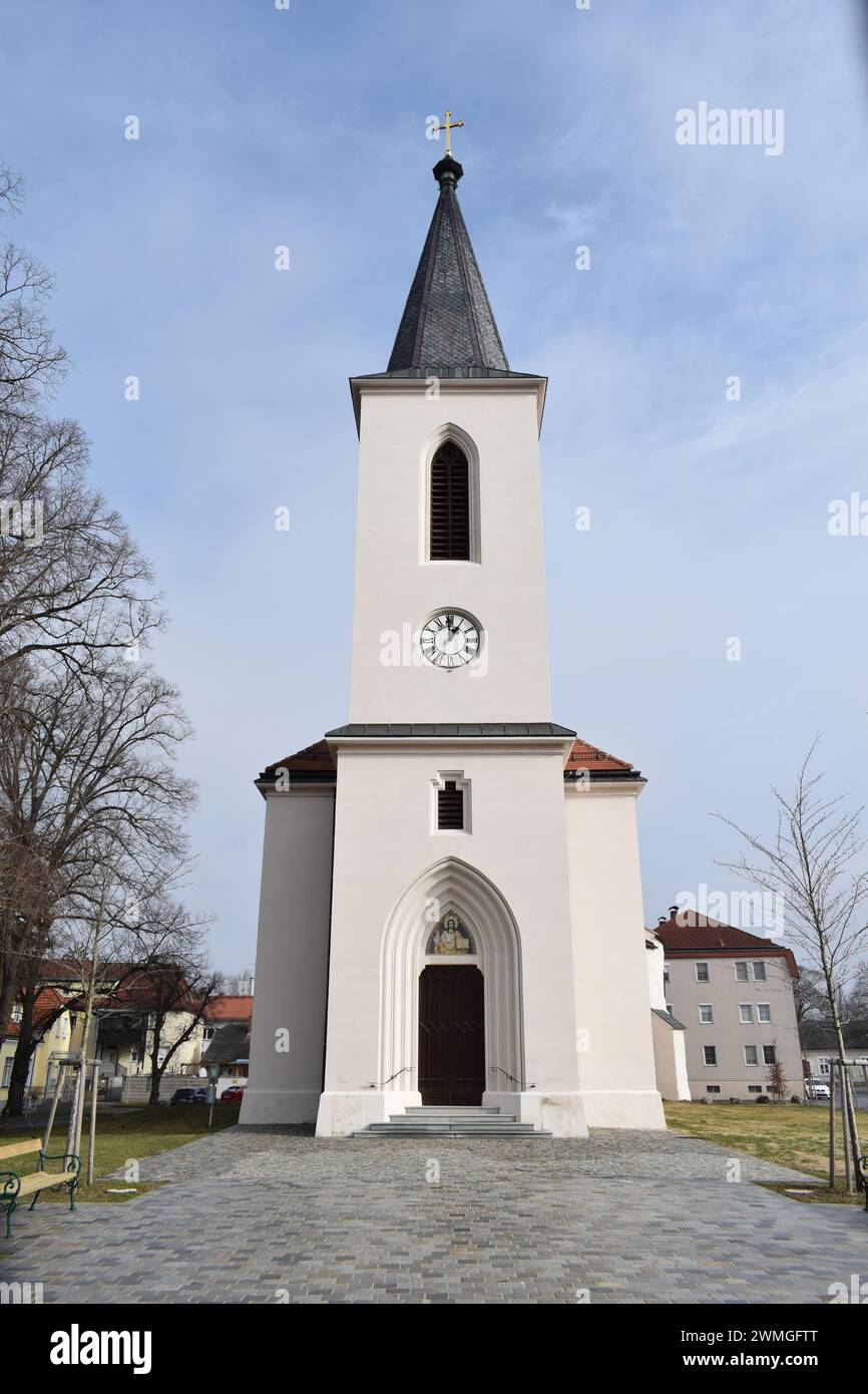 MARCHEGG, ÖSTERREICH - 17. FEBRUAR 2024: Pfarrkirche St. Margarete von Antiochia im Zentrum von Marchegg. Stockfoto MARCHEGG, ÖSTERREICH - 17. FEBRUAR 2024: Pfarrkirche St. Margarete von Antiochia im Zentrum von Marchegg. Stockfoto