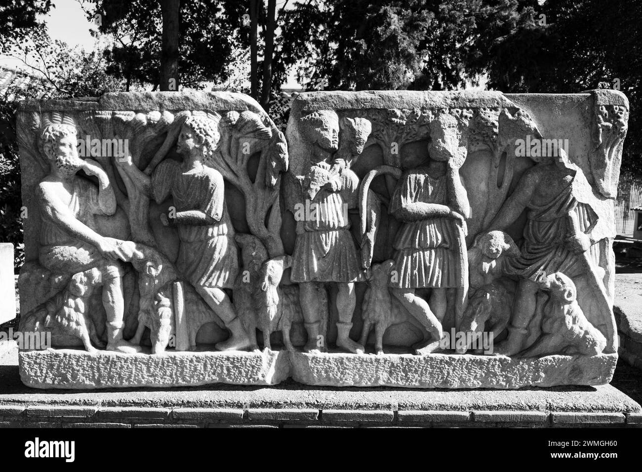 Schwarzweiß-Foto von gravierten Skulpturen, die den antiken römischen Sakophagus schmücken Stockfoto