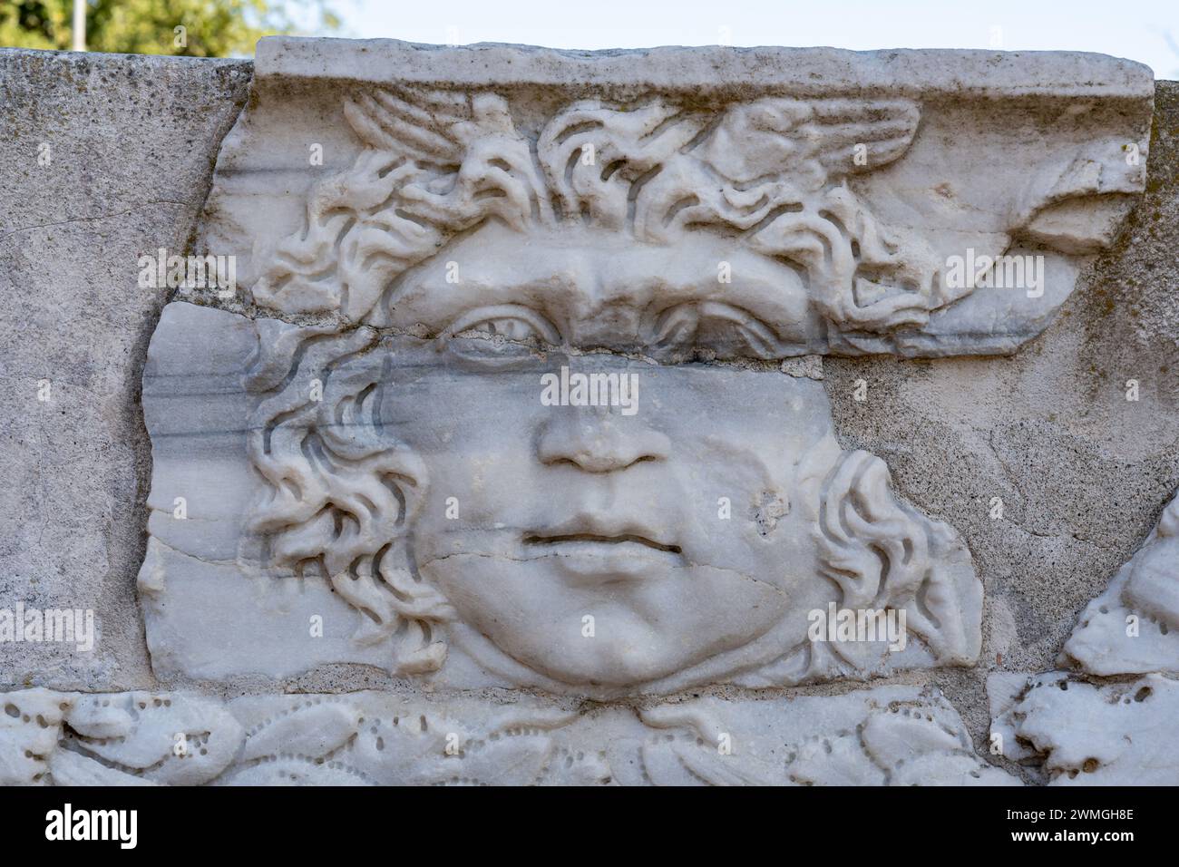 Nahaufnahme einer antiken römischen Skulptur in Marmor-Sarkophag mit Medusas Gesicht Stockfoto
