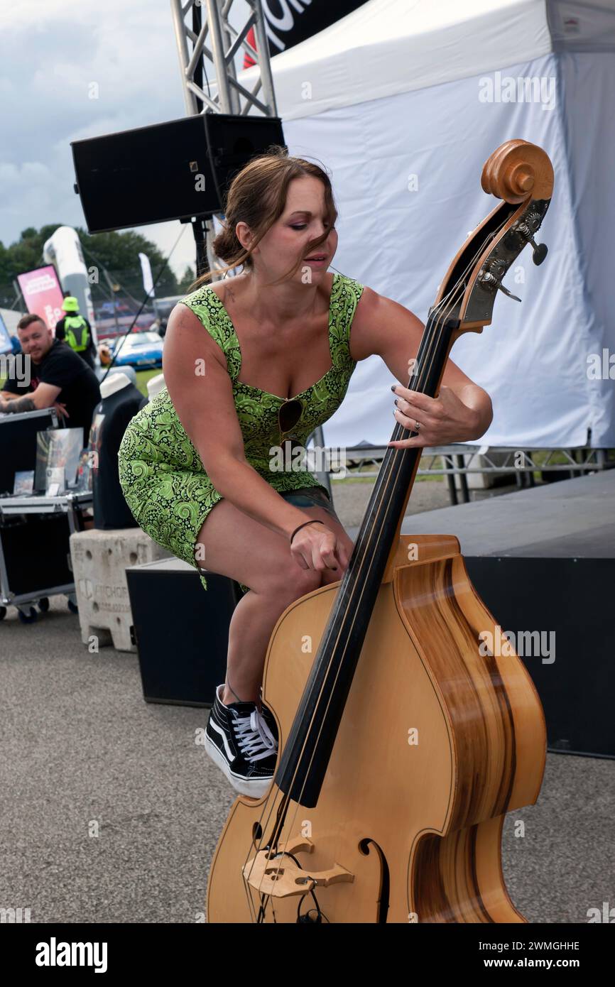Serena Sykes, die Bassspielerin und Sängerin von Bamboozle, trat auf der My Motor World Stage beim Silverstone Festival auf. Stockfoto