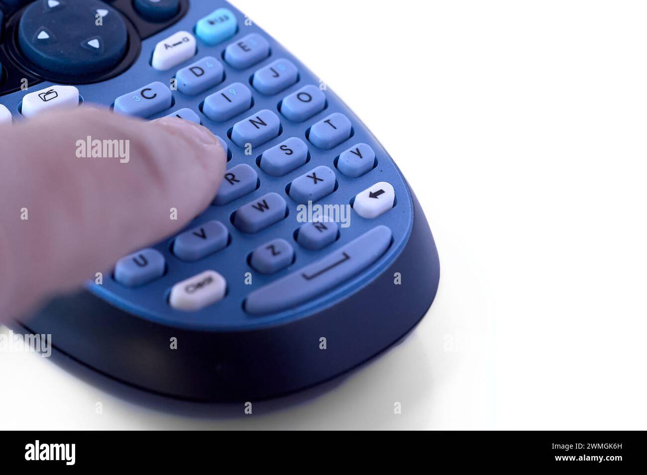 Menschliche Hand, die einen Knopf mit dem Finger einer blauen elektronischen Thermoetikettiermaschine drückt. Stockfoto