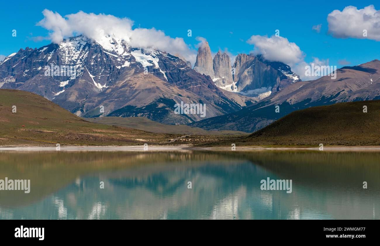 Torres del Paine Berggipfel Reflexion, Torres del Paine Nationalpark, Patagonien, Chile. Stockfoto