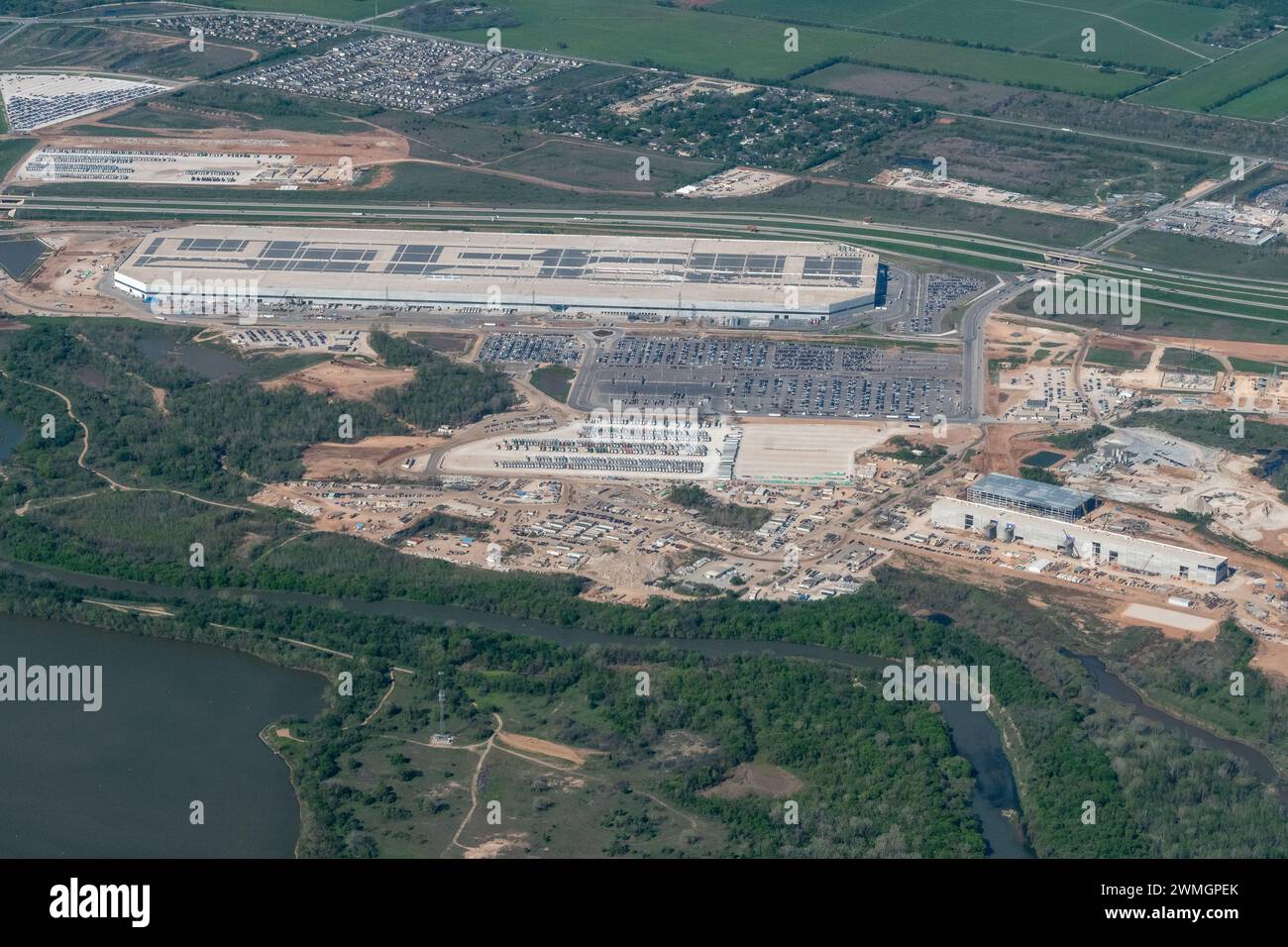 Aus der Vogelperspektive der Tesla Giga Factory außerhalb von Austin, Texas, der zweitgrößten Fabrik in den Vereinigten Staaten Stockfoto
