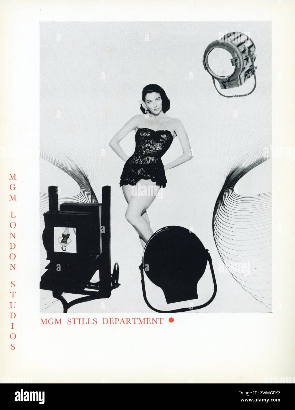 AVA GARDNER posierte für Werbung für THE LITTLE HUT (1957) im MGM Stills Department (mit DAVE BOULTON) von METRO GOLDWYN MAYER LONDON / BRITISH STUDIOS, Elstree Way, Boreham Wood, Herts Studio Brochure, produziert in der letzten Zeit 1959 Stockfoto