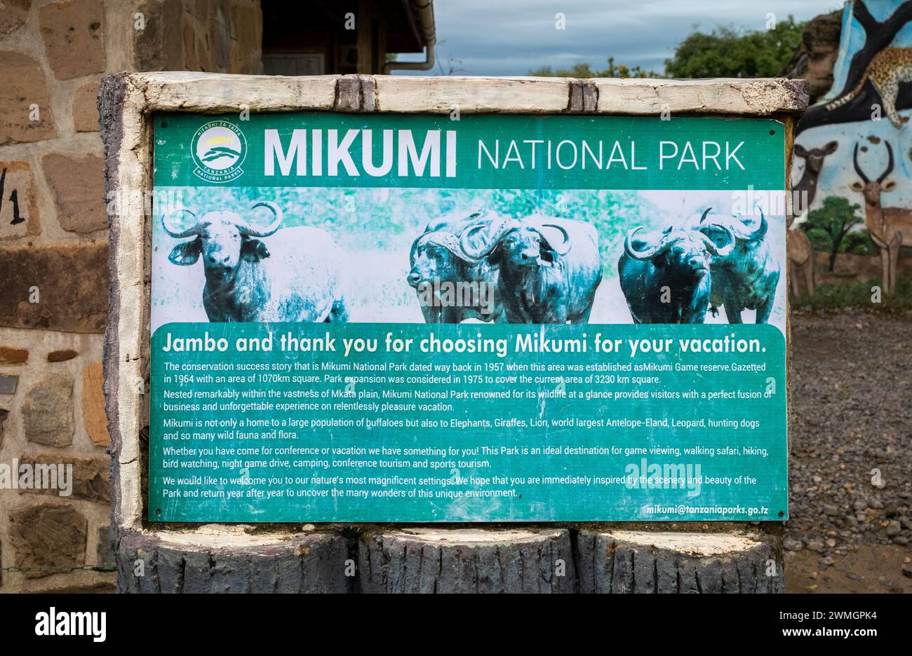 Ein verblasstes Schild mit allgemeinen Informationen am Eingang zum Mikumi Nationalpark, Tansania. Stockfoto