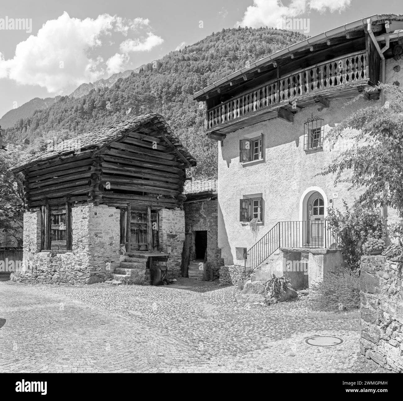 Die ländliche Architektur des Dorfes Bondo im Bregaglia Range - Schweiz. Stockfoto